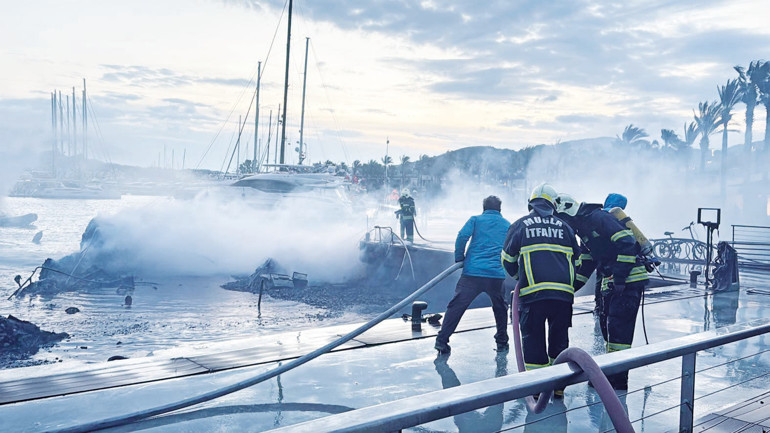 Alevler milyonluk yatlara acımadı... 7 motoryat kül oldu