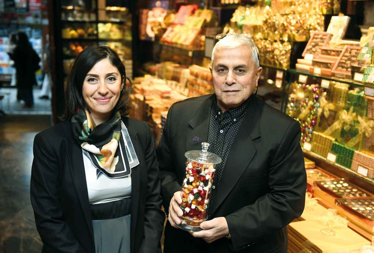 Şekerci Cafer Erol’da şeker gibi bir bayram sohbeti: Dubai çikolatası gider sakızlı lokum kalır