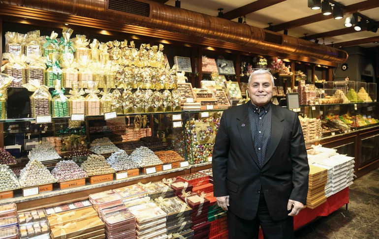 Şekerci Cafer Erol’da şeker gibi bir bayram sohbeti: Dubai çikolatası gider sakızlı lokum kalır