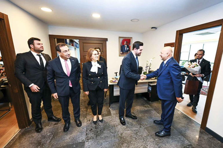 Siyaset bayramlaştı