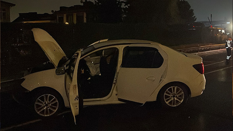 Eyüpsultanda feci kaza Otomobil bariyerlere çarptı: 3 yaralı