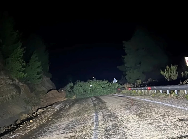 Adanada heyelan nedeniyle yol kapandı