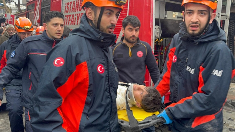 Son dakika: Fatihte iki bina çöktü: Enkazda mahsur kalan 10 kişi kurtarıldı, 1 kişi hayatını kaybetti