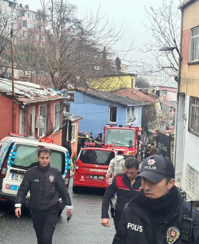 Son dakika: Fatihte iki bina çöktü: Enkazda mahsur kalan 10 kişi kurtarıldı, 1 kişi hayatını kaybetti