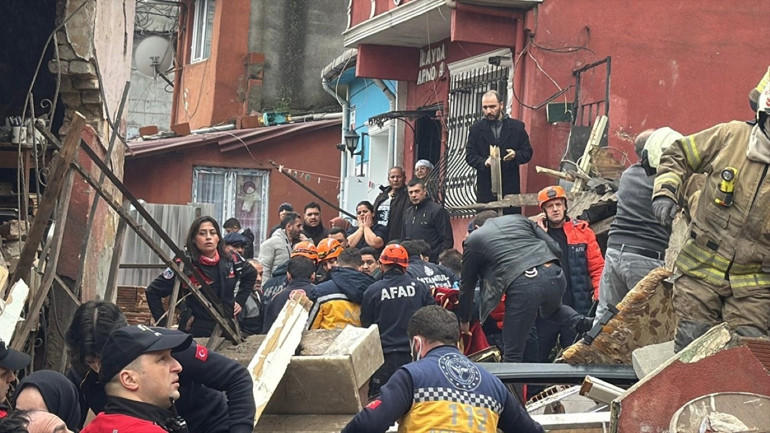 Son dakika: Fatihte iki bina çöktü: Enkazda mahsur kalan 10 kişi kurtarıldı, 1 kişi hayatını kaybetti