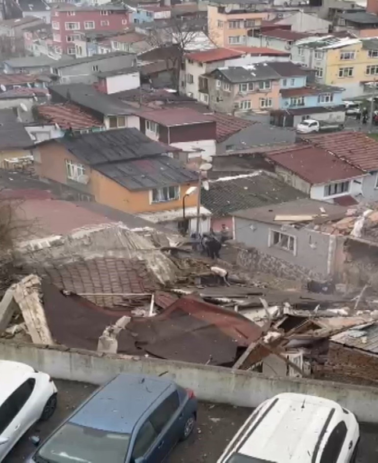 Son dakika: Fatihte iki bina çöktü: Enkazda mahsur kalan 10 kişi kurtarıldı, 1 kişi hayatını kaybetti