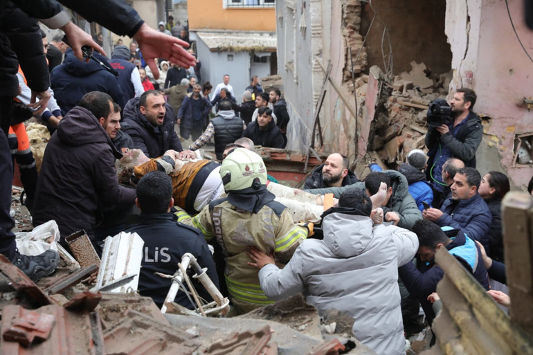 Son dakika: Fatihte iki bina çöktü: Enkazda mahsur kalan 10 kişi kurtarıldı, 1 kişi hayatını kaybetti