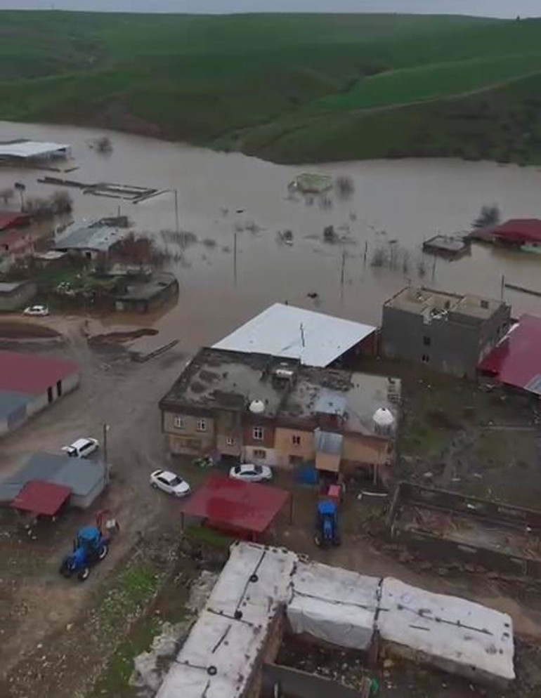 Yollar sokaklar sel altında kaldı