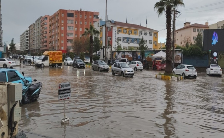 Yollar sokaklar sel altında kaldı