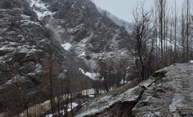 Yollar sokaklar sel altında kaldı