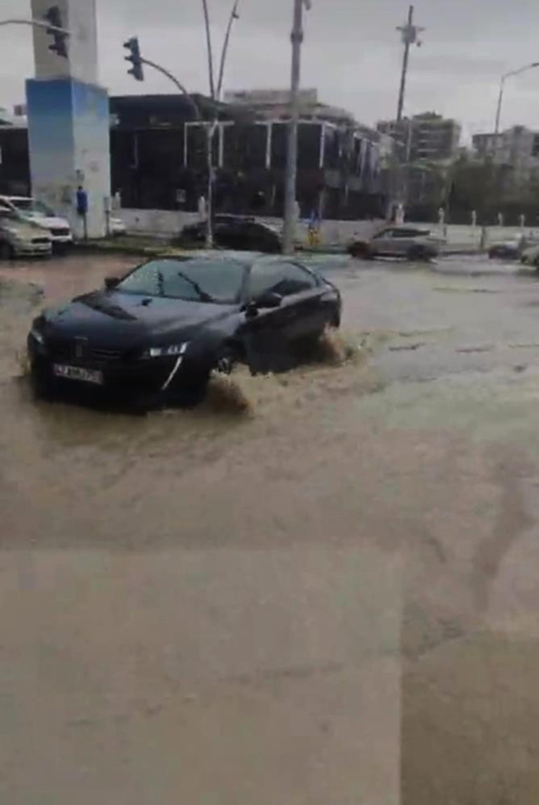 Yollar sokaklar sel altında kaldı