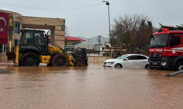 Yollar sokaklar sel altında kaldı