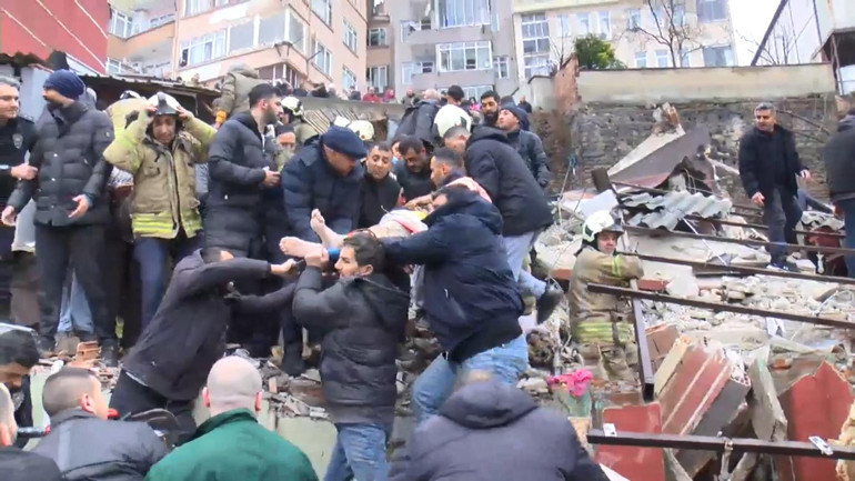 Son dakika: Fatihte iki bina çöktü: Enkazda mahsur kalan 10 kişi kurtarıldı, 1 kişi hayatını kaybetti