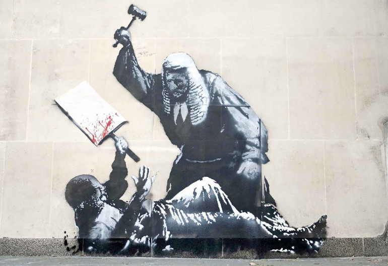 Bırakın Banksy’nin yakasını eserlerine bakın