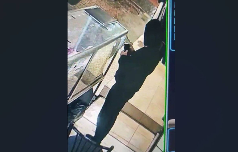 Fiyat sormak için girdi, çalıp kaçtı