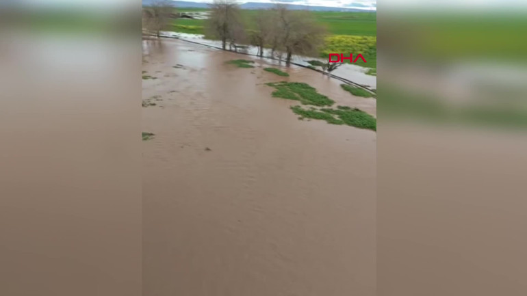 Sağanakla birlikte köprü yıkıldı, dünyanın en uzun adamı yolda kaldı