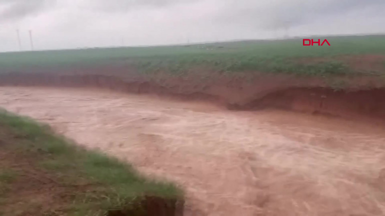 Sağanakla birlikte köprü yıkıldı, dünyanın en uzun adamı yolda kaldı