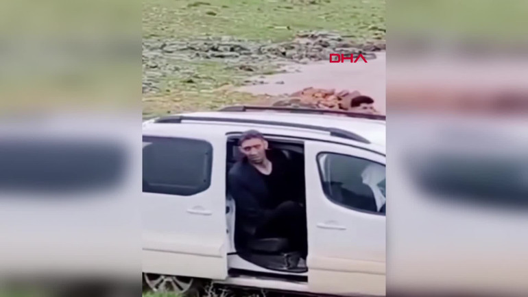 Sağanakla birlikte köprü yıkıldı, dünyanın en uzun adamı yolda kaldı