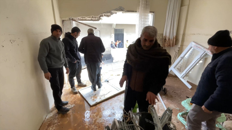 Birkaç dakika içinde ev tamamen suyla doldu Çocuklarımızı zor kurtardık