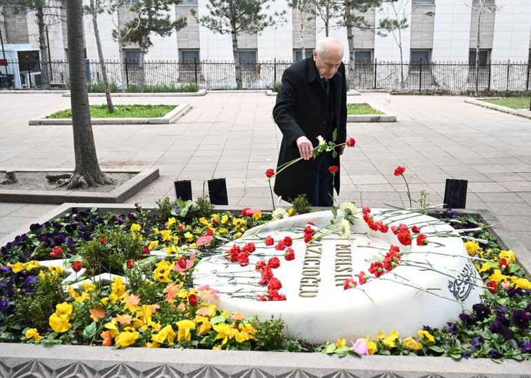 MHP lideri Bahçeli, Muhsin Yazıcıoğlunun kabrini ziyaret etti