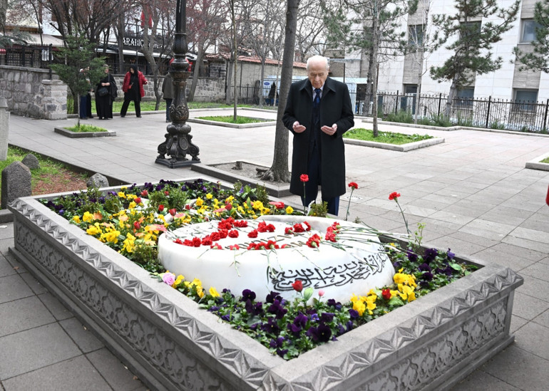 MHP lideri Bahçeli, Muhsin Yazıcıoğlunun kabrini ziyaret etti