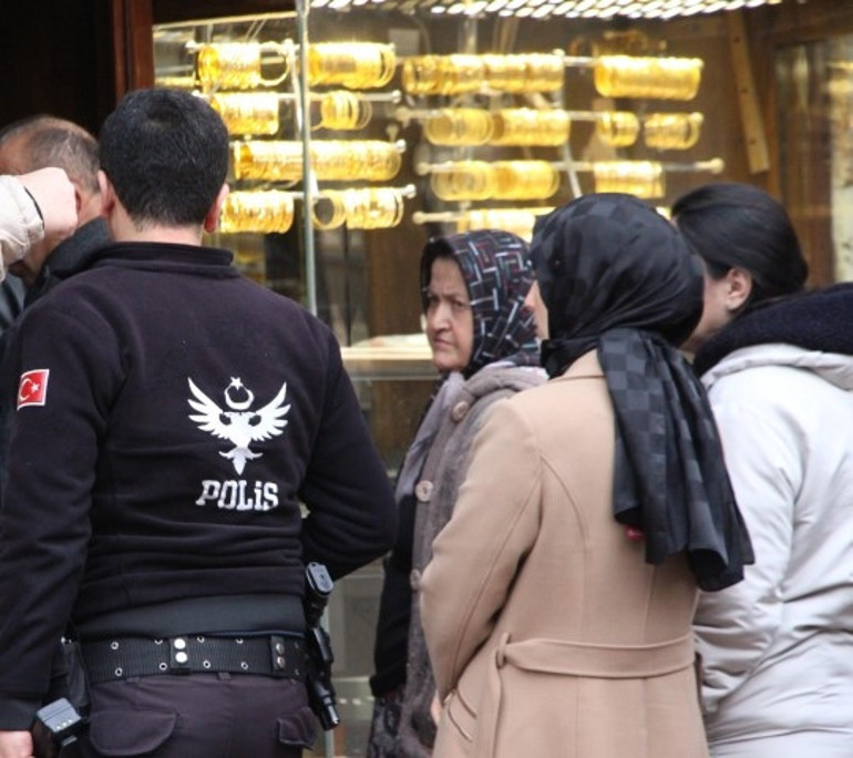  Kuyumcu, gazeteciye saldırdı