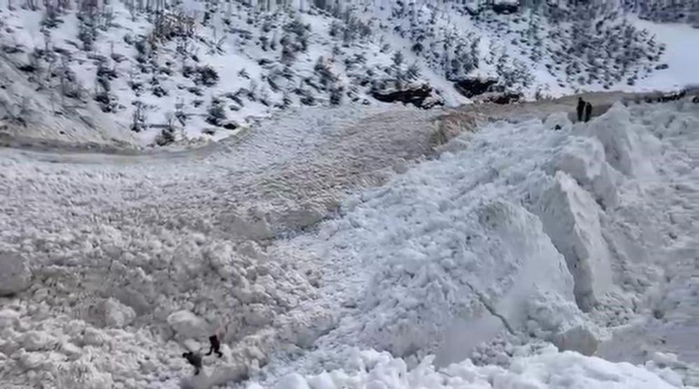 Köy yoluna çığ düştü, facianın eşiğinden dönüldü... Öğrenci servisi son anda kurtuldu