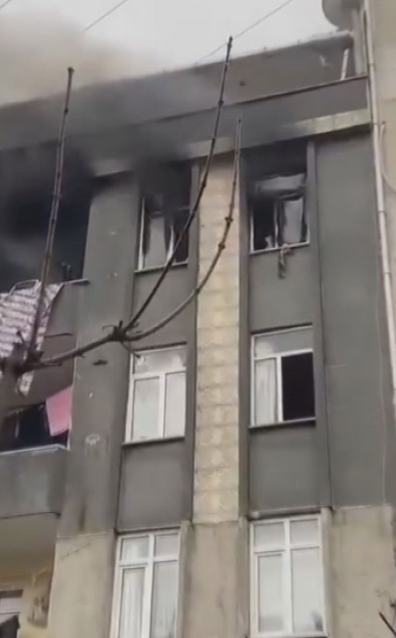 Küçükçekmecede beş katlı binada yangın: 5 kişi dumandan etkilendi