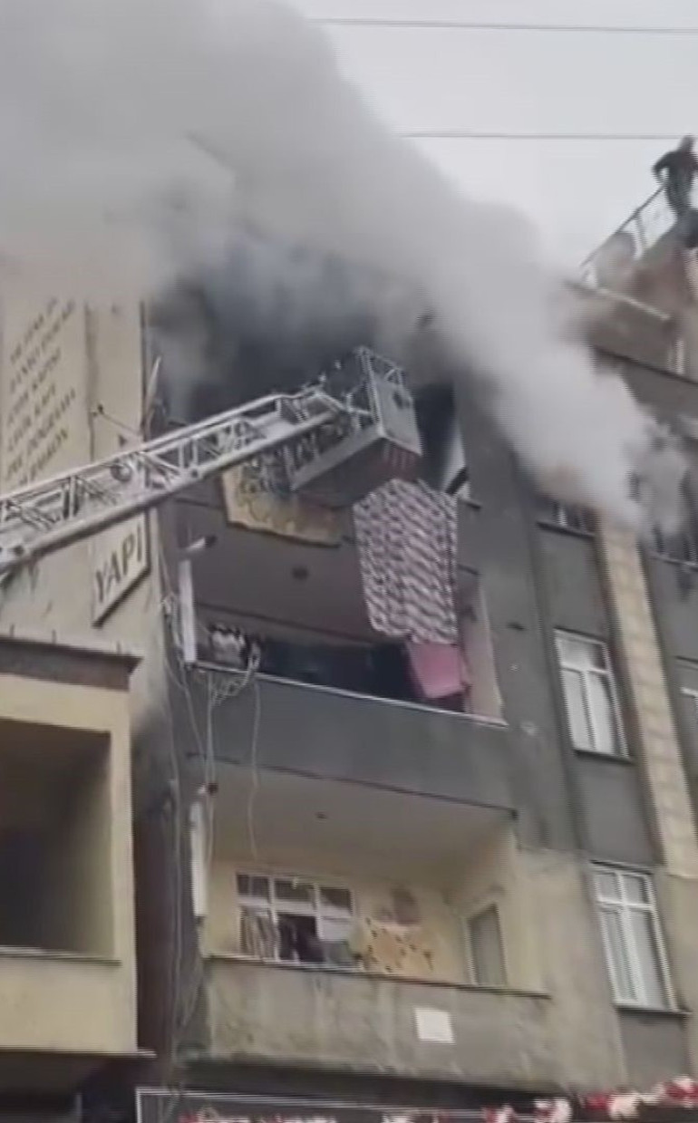 Küçükçekmecede beş katlı binada yangın: 5 kişi dumandan etkilendi