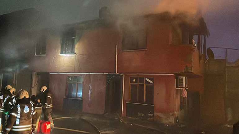 Sultangazide 2 katlı binada çıkan yangın söndürüldü