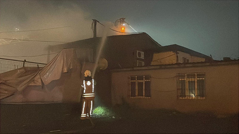 Sultangazide 2 katlı binada çıkan yangın söndürüldü