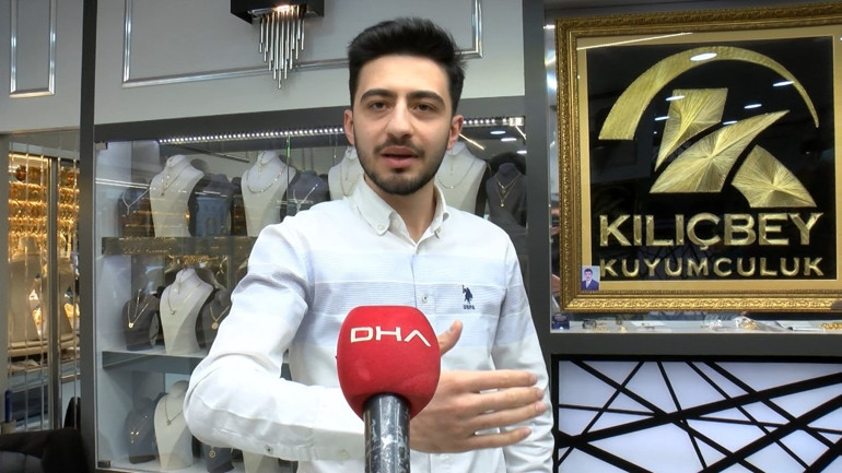 Altına talep patladı Kuyumcu, gelen sorudan sıkılıp bu yazıyı astı