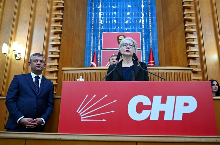 Yıllar sonra yeniden CHPye katıldı, rozetini Özgür Özel taktı | Emine Ülker Tarhan: Çağırdınız, geldim