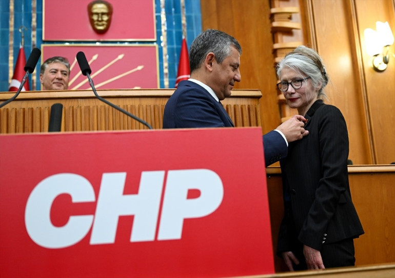 Yıllar sonra yeniden CHPye katıldı, rozetini Özgür Özel taktı | Emine Ülker Tarhan: Çağırdınız, geldim