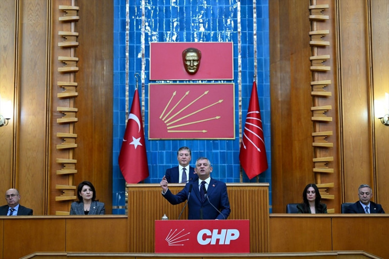 Yıllar sonra yeniden CHPye katıldı, rozetini Özgür Özel taktı | Emine Ülker Tarhan: Çağırdınız, geldim