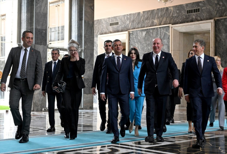 Yıllar sonra yeniden CHPye katıldı, rozetini Özgür Özel taktı | Emine Ülker Tarhan: Çağırdınız, geldim
