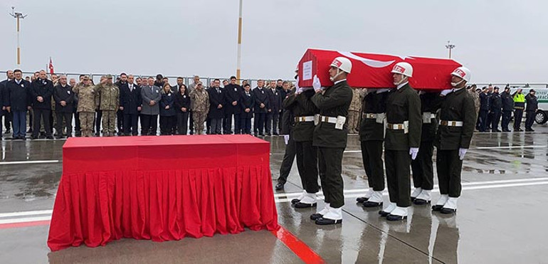 Şehit askerin naaşı, törenle memleketi Konyaya uğurlandı