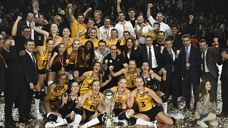 VakıfBanklı voleybolcular, AXA Sigorta Kupa Voley şampiyonluk kupasıyla büyük sevinç yaşıyor