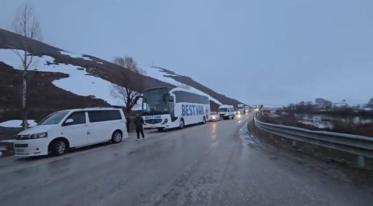 Yüksekova-Van kara yolunda heyelan: Ulaşım durdu