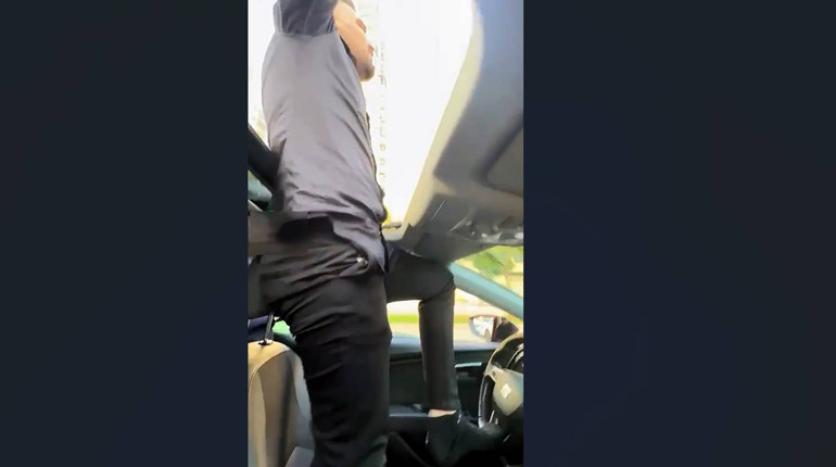 Trafikte pes dedirten görüntü Ehliyetine el konuldu, akıl hastanesine sevk edildi