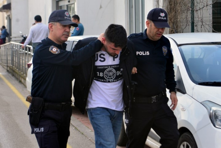 Trafikte pes dedirten görüntü Ehliyetine el konuldu, akıl hastanesine sevk edildi