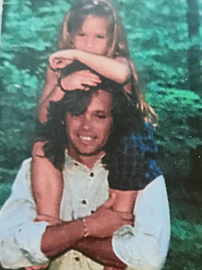 Baba kız sahnede ağladılar, herkesi de ağlattılar… ‘Ben kanser olduğumda baş ucumdan ayrılmadı, hayatımı o kurtardı’