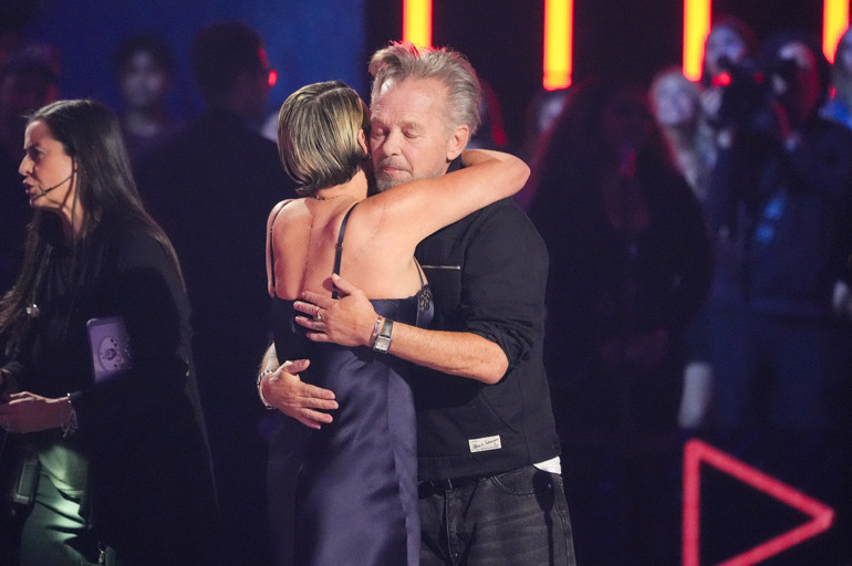 Baba kız sahnede ağladılar, herkesi de ağlattılar… ‘Ben kanser olduğumda baş ucumdan ayrılmadı, hayatımı o kurtardı’