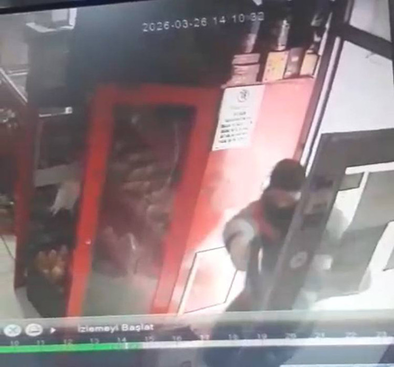 Fatih’te alışveriş yaptığı bakkalı oyuncak silahla bastı: O anlar kamerada