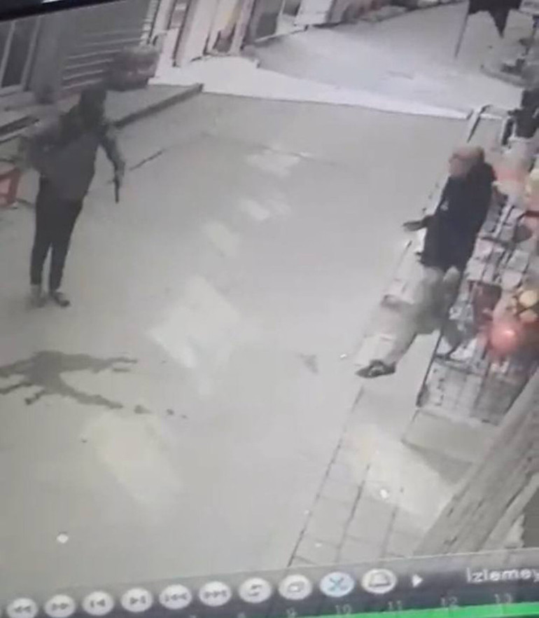 Fatih’te alışveriş yaptığı bakkalı oyuncak silahla bastı: O anlar kamerada