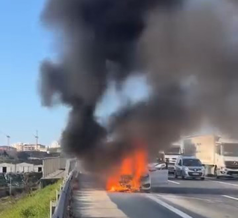 Kuzey Marmara Otoyolu’nda seyir halindeki otomobil alev alev yandı