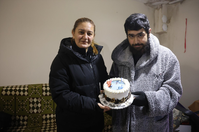 Türkiye günlerce onu konuşmuştu Evden çıkmayan telefon bağımlısı Barıştan yeni haber... 25inci yaşı böyle kutlandı