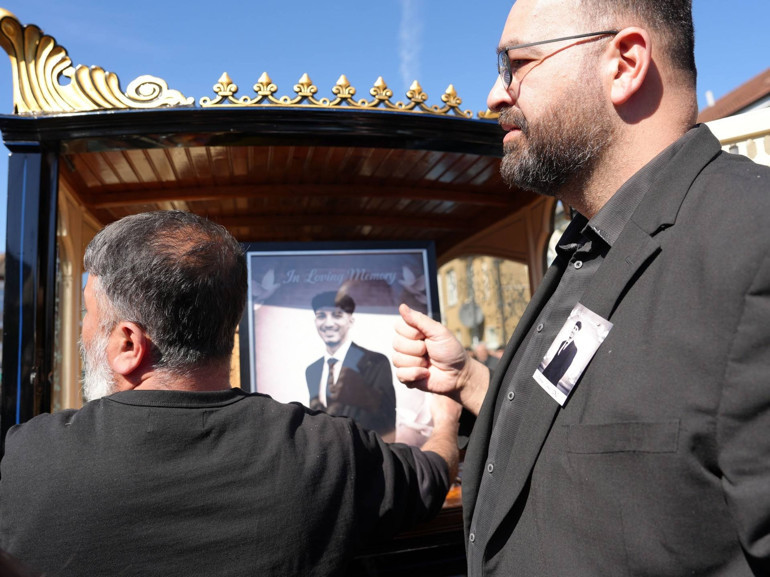 Londra’da öldürülen 18 yaşındaki Berkan Demir’i yüzlerce kişi uğurladı