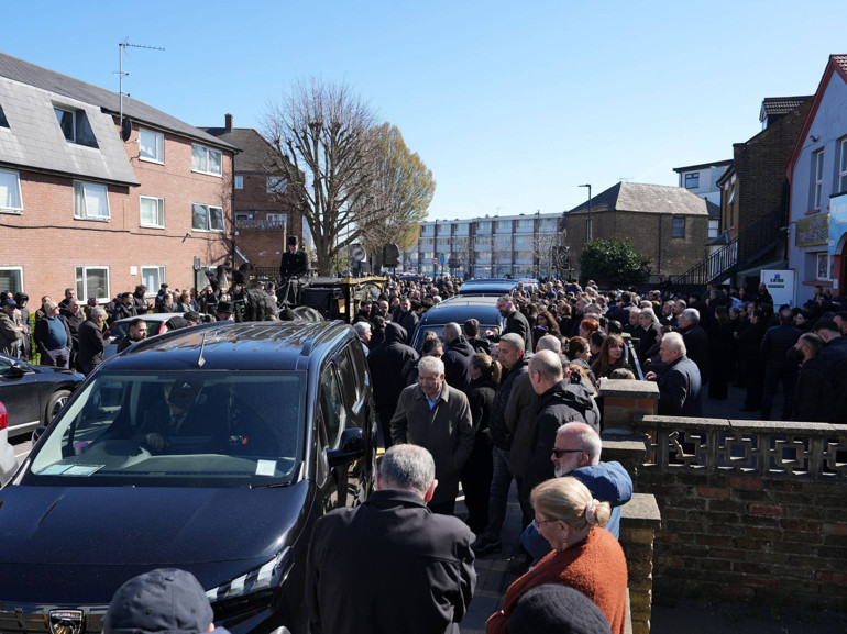 Londra’da öldürülen 18 yaşındaki Berkan Demir’i yüzlerce kişi uğurladı