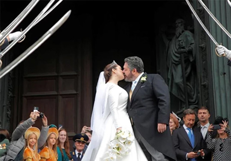 Görkemli düğününde bile ucuz bir gelinlik giymişti... Sosyete gecesinde kimseden geri kalmamak için hiçbir masraftan kaçınmadı